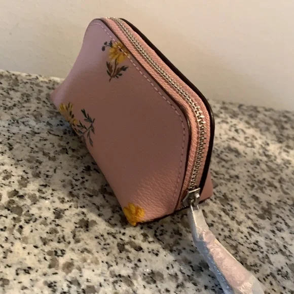 Coach - Picture 6 of 8